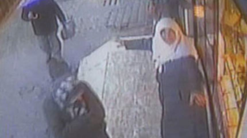 Yaşlı kadın kuyumcuya canlı kalkan oldu