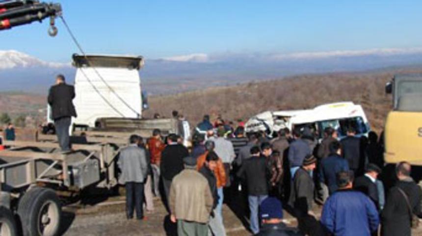 Kahramanmaraş'ta TIR ile minib&uuml;s &ccedil;arpıştı: 10 &ouml;l&uuml;