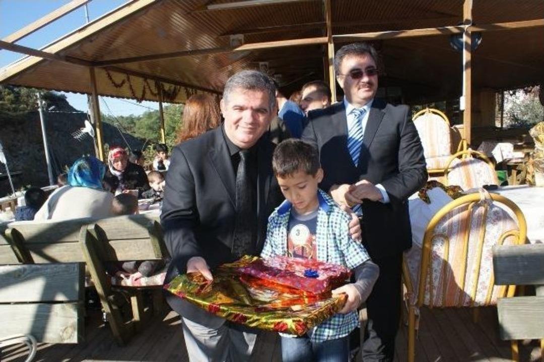 Kaymakam &Ccedil;alık'tan &Ccedil;ocuklara Jest