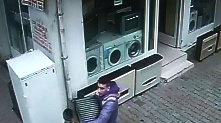 G&ouml;z&uuml;n&uuml; Karartan Hırsız, K&ouml;m&uuml;r Sobasını &Ccedil;aldı