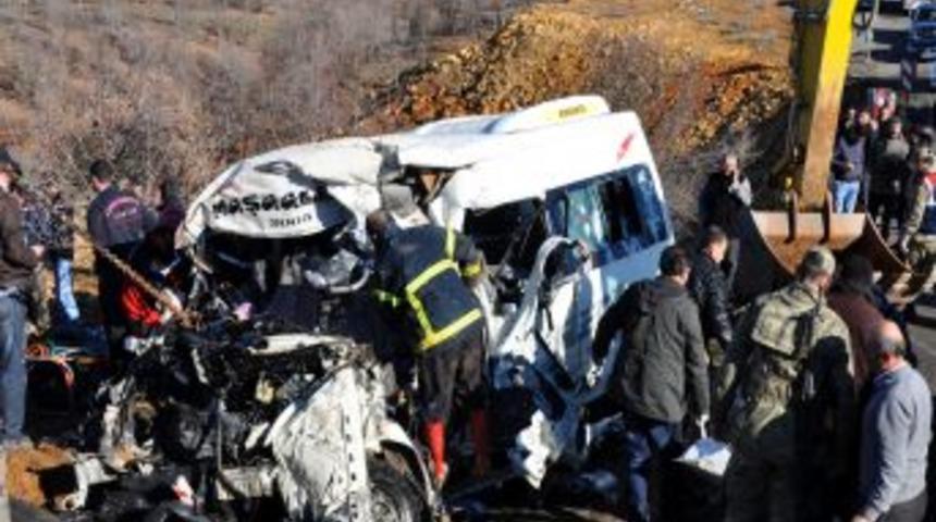 TIR Ile Yolcu Minib&uuml;s&uuml; &Ccedil;arpıştı: 10 &Ouml;l&uuml;