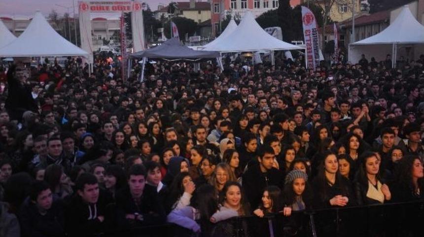 Yeni Y&uuml;zyıl &Uuml;niversitesi M&uuml;zik Kul&uuml;b&uuml; Coşturdu