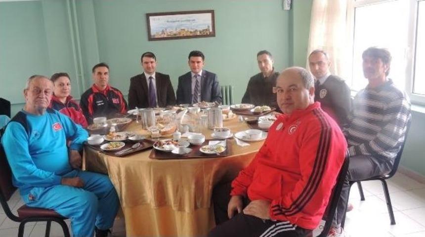 &Ccedil;amardı İl&ccedil;e Kaymakamı Milli Takım Kampını Ziyaret Etti