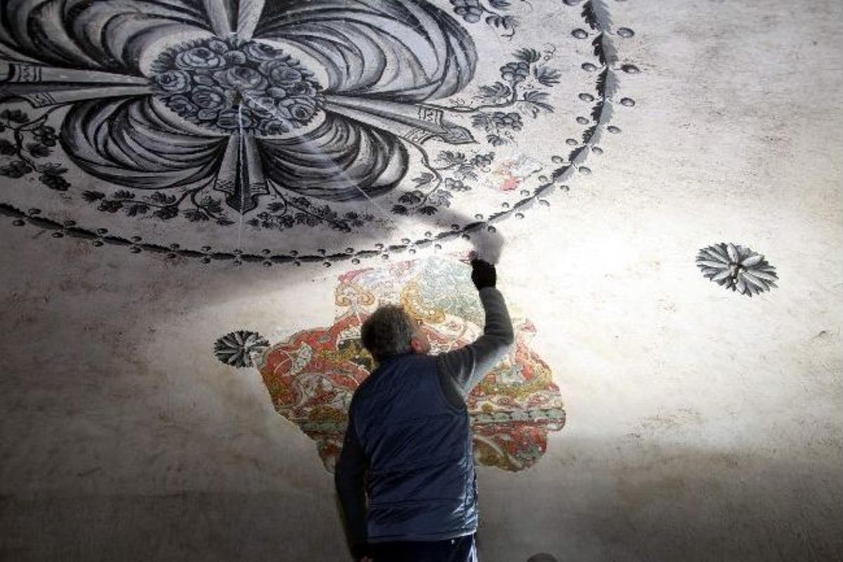 Muradiye K&uuml;lliyesi'nde 150 Yıllık Sıvanın Altından 550 Yıllık Tarih &Ccedil;ıktı