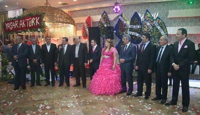 Ezgi İle Vakkas Muhteşem Bir Törenle Nişanlandı 1