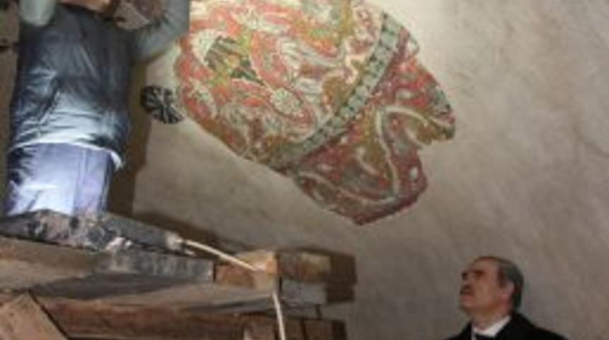 150 Yıllık Sıvanın Altından 550 Yıllık Tarih &Ccedil;ıktı