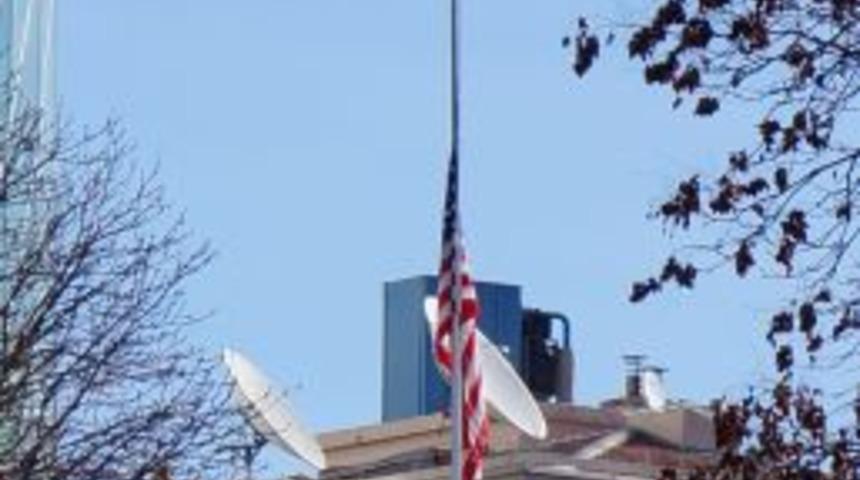 Patlamanın Yaşandığı ABD El&ccedil;iliğinde Bayrak Yarıya Indirildi