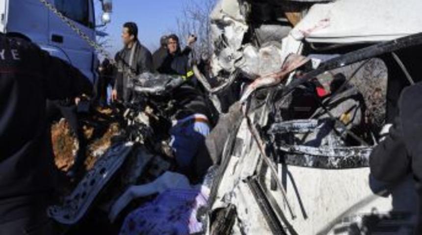 10 Kişinin &Ouml;ld&uuml;ğ&uuml; Kazada TIR Şof&ouml;r&uuml;n&uuml;n Uyuduğu Iddia Edildi