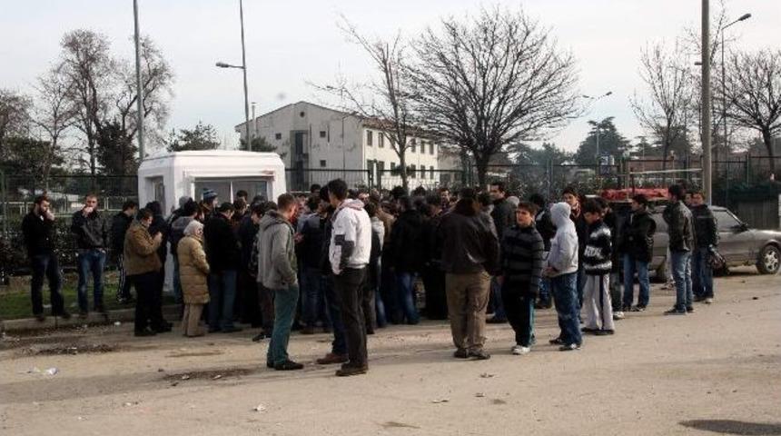 Bilet Satılmadı, Y&uuml;zlerce Galatasaraylı Kuyruk Oluşturdu