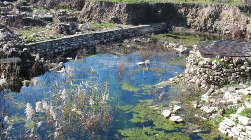 Yağmur Suları Kazı Alanını G&ouml;le D&ouml;n&uuml;şt&uuml;rd&uuml;