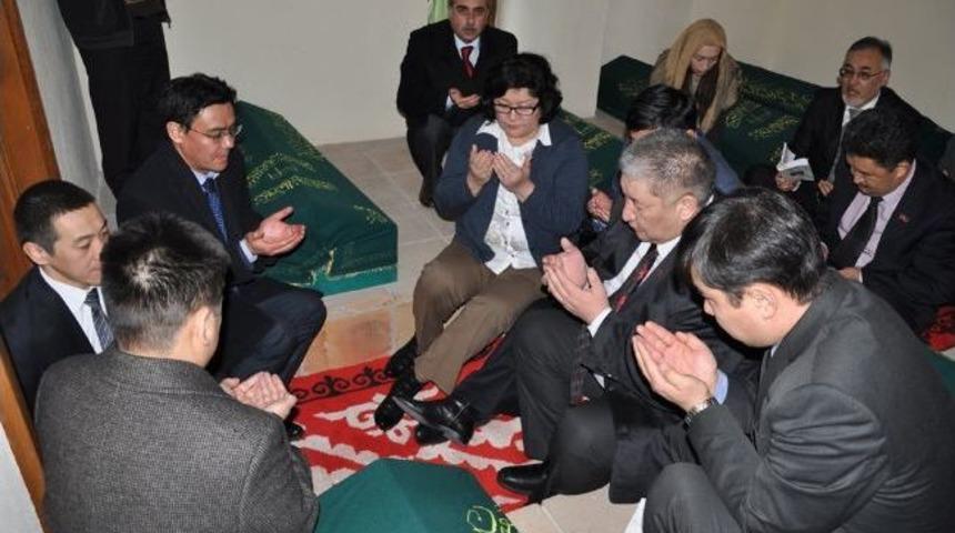 Kırgız Heyetinden Kırgızlar T&uuml;rbesi Ziyareti