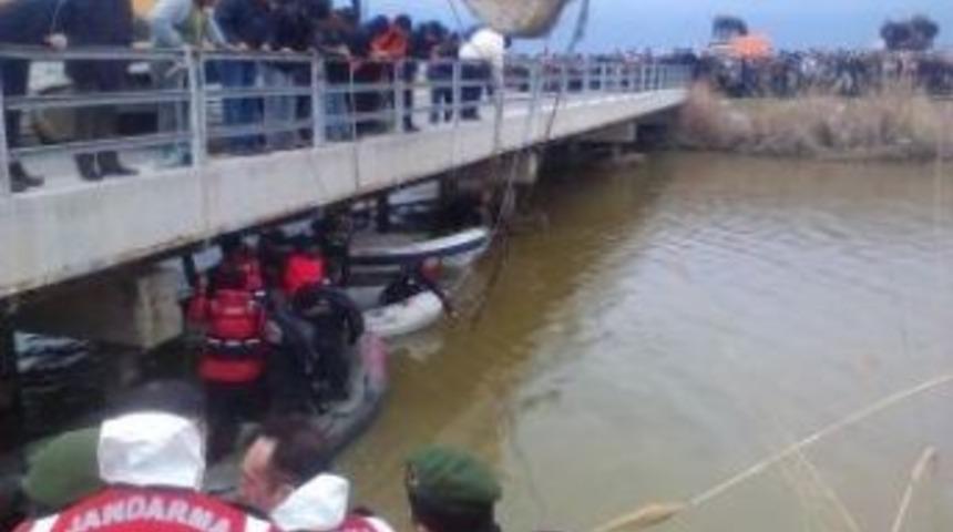 Menderes Nehrine D&uuml;şen Aracın &Ccedil;ıkarılması İ&ccedil;in &Ccedil;alışma Başlatıldı