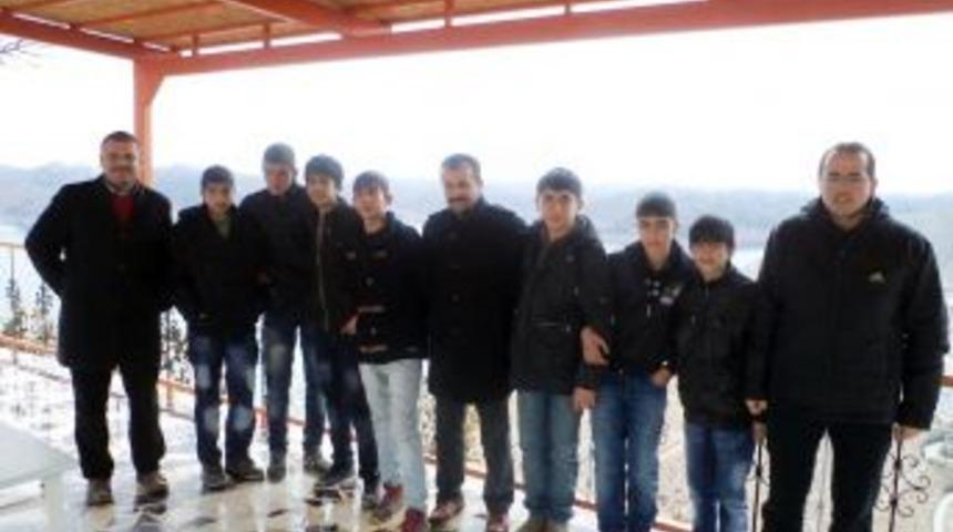 Polis Ağabeyleri &Ccedil;ocuklara Harput Kalesi'ni Gezdirdi