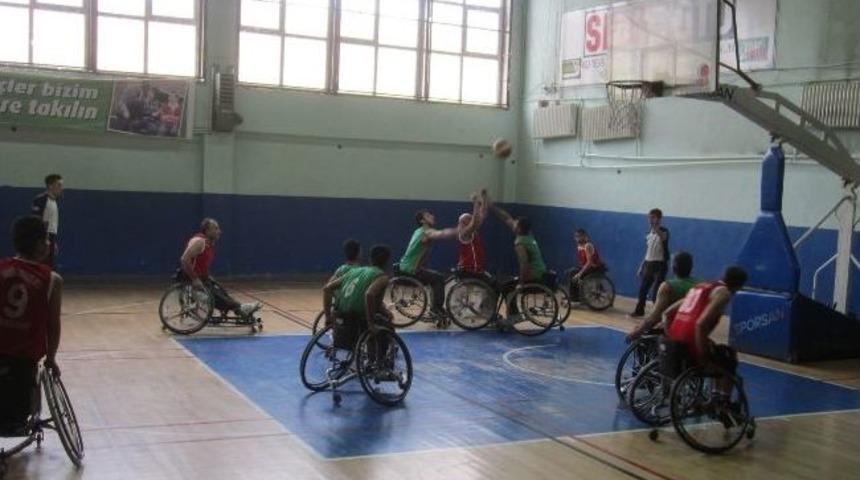 Hakkari Engelliler Basketbol Takımı İlk Galibiyetini Aldı