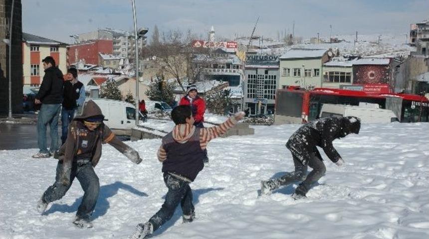 &Ccedil;ocuklar Yarıyıl Tatilinin Tadını Kar Topu Oynayarak &Ccedil;ıkarıyor