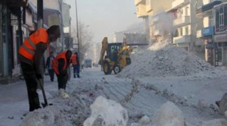 Ardahan Caddelerinden 100 Kamyon Buz Kaldırıldı