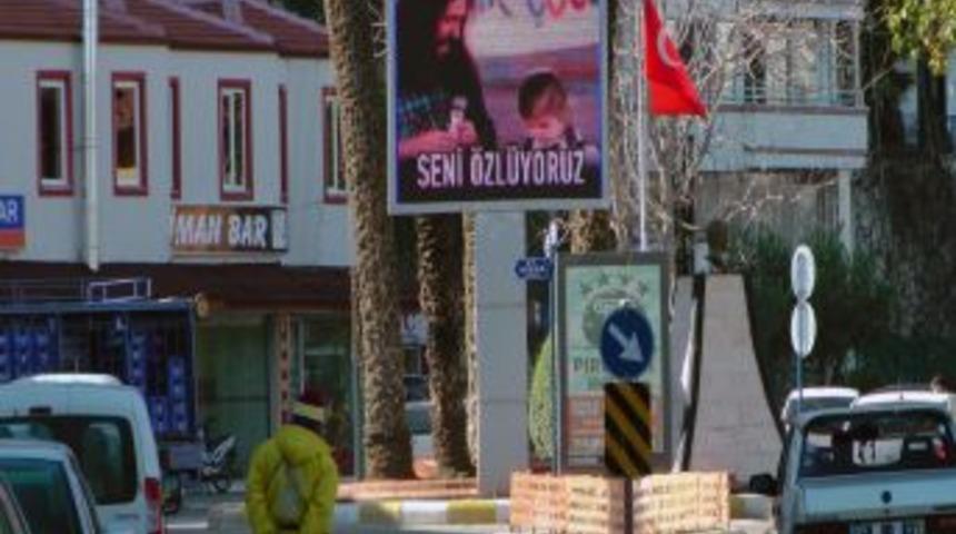 Fethiyeliler G&uuml;ne Barış Man&ccedil;o Şarkılarıyla Başladı