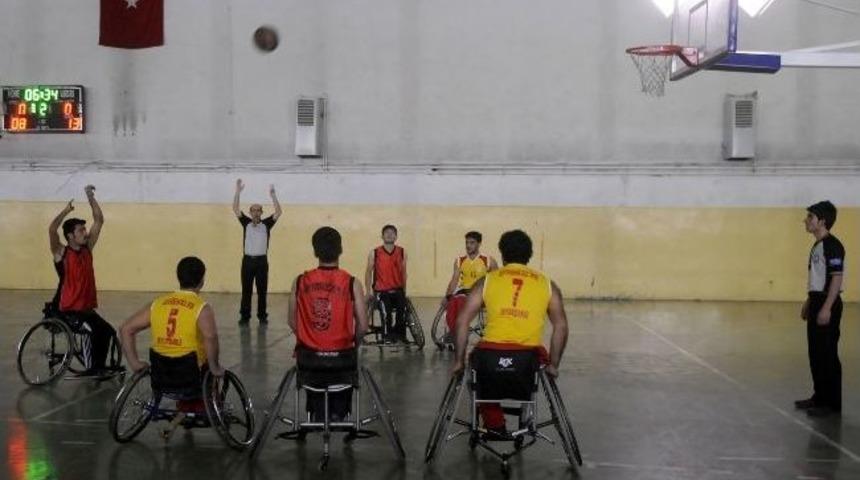 Y&uuml;ksekova Engelliler Basketbol Takımı &Uuml;&ccedil;&uuml;nc&uuml; Galibiyetini Aldı