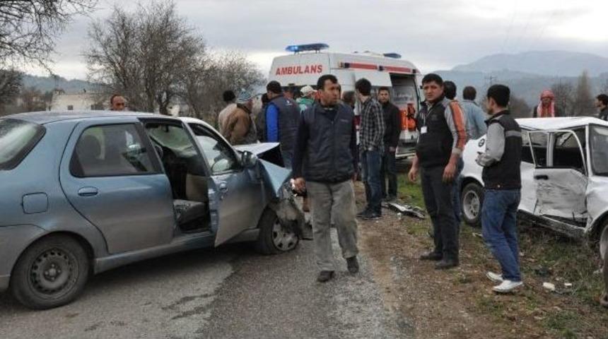 Manisa'da Trafik Kazası: 3 Yaralı