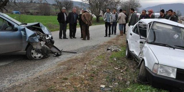 Manisa'da Trafik Kazası: 3 Yaralı