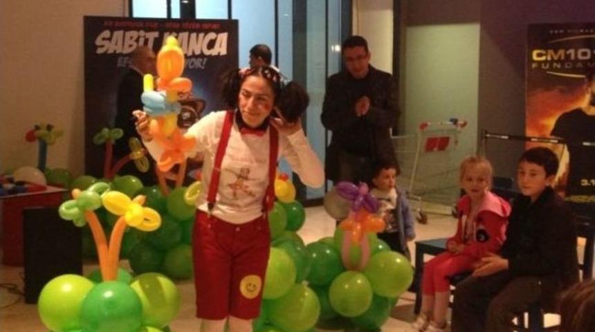 Hava B&uuml;k&uuml;c&uuml; Abla İle Minikler Doyasıya Eğlendi