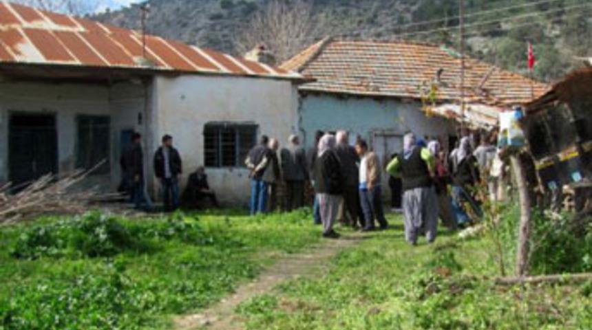 &Ouml;ld&uuml;rd&uuml;ğ&uuml; babasını tıraş edip kefenledi