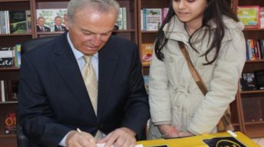 Ediz Hun, NT'nin Ilk Imza G&uuml;n&uuml;nde Sevenleriyle Buluştu