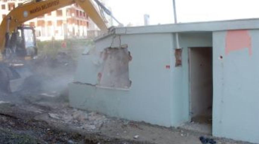 Manisa'da Yol &Uuml;zerinde Kalan Iki Bina Yıkıldı