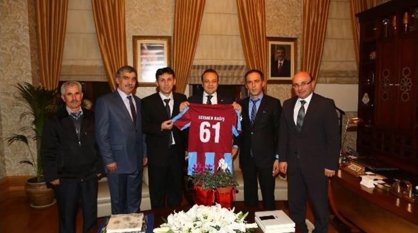 Fenerbah&ccedil;eli Bakan'a Trabzonspor Forması