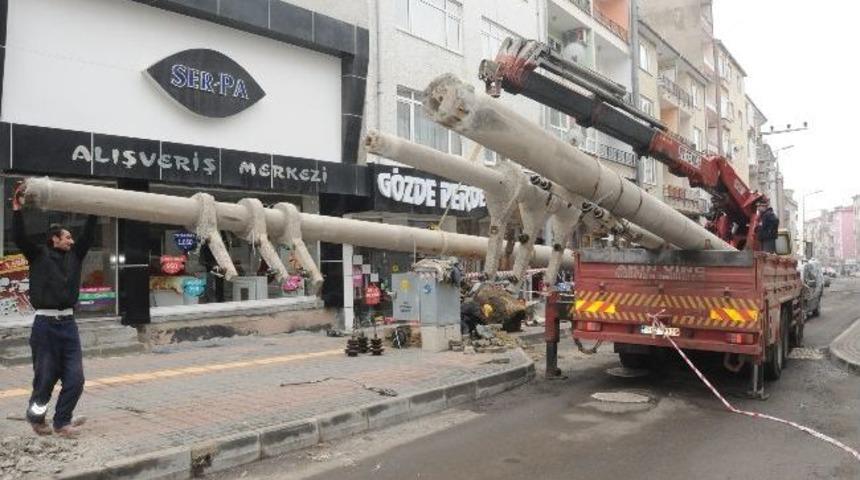 &Ccedil;orlu`da Direkler S&ouml;k&uuml;l&uuml;yor Elektrik Yeraltına Veriliyor