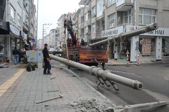 Çorlu`da Direkler Sökülüyor Elektrik Yeraltına Veriliyor