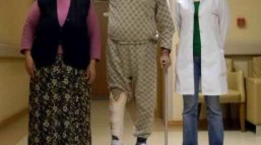 3 Yıl &Ouml;nce Y&uuml;ksekten D&uuml;şen Hasta Fizik Tedavi Ile Y&uuml;r&uuml;meye Başladı