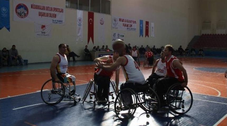 Tekerlekli Sandalyede Y&uuml;zler G&uuml;ld&uuml;