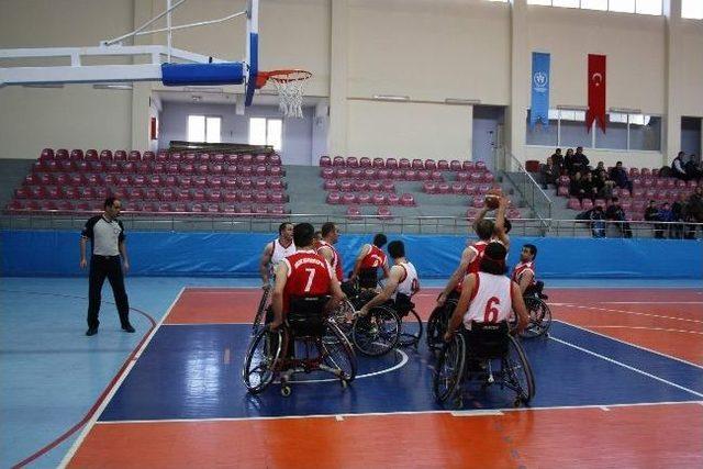 Tekerlekli Sandalyede Yüzler Güldü