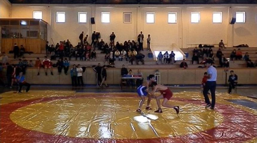 Okullar Minderde Kapıştı