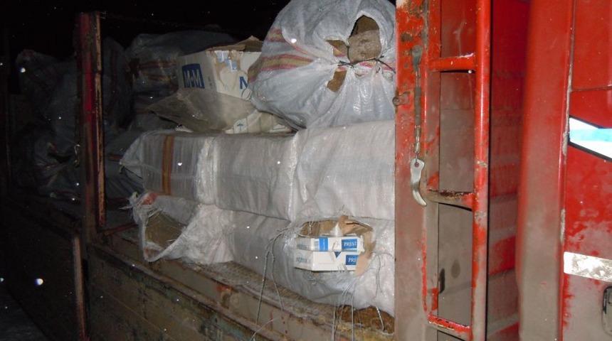 Saman Balyaları Arasından G&uuml;mr&uuml;k Ka&ccedil;ağı Sigara &Ccedil;ıktı