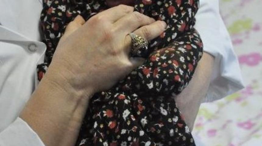 15 Yıl Sonra Kucağına Aldığı Bebeğini Şalvarına Sardı