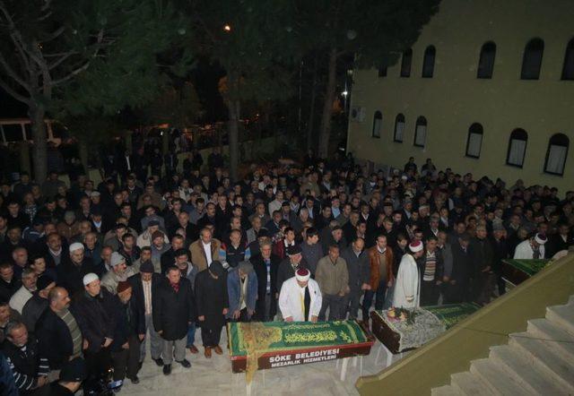 Menderes Nehri'nde Boğulan Anne Baba Ile Çocukları Toprağa Verildi