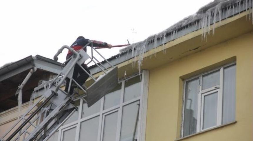 Buz Sarkıkları Tehlike Sa&ccedil;ıyor