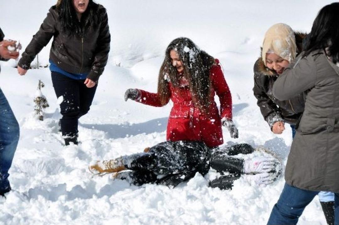 Koyulhisar Eğri&ccedil;imen Yaylasında Karın &Uuml;zerinde Kış Şenliği