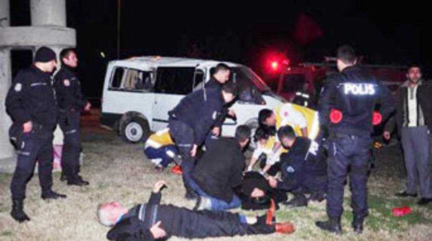 Adana'da trafik kazası: 2 &ouml;l&uuml;, 10 yaralı