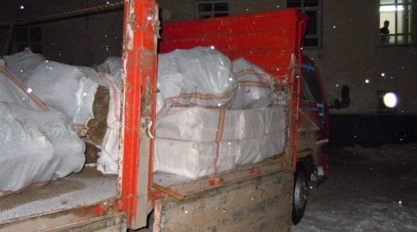 Kars&rsquo;ta Saman Y&uuml;kl&uuml; Kamyondan 32 Bin Paket Ka&ccedil;ak Sigara &Ccedil;ıktı
