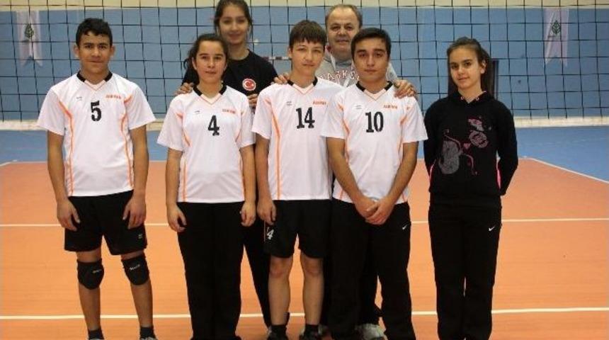 Şeker &Ccedil;ocuklar Voleybolla G&uuml;&ccedil;leniyor, Diyabetle Barışıyor