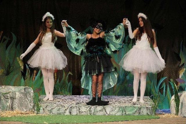 Karşıyaka Belediye Tiyatrosu Oyuncularından &Ccedil;ocuklara Karne Hediyesi 1