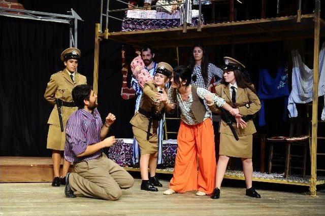 Karşıyaka Belediye Tiyatrosu Oyuncularından &Ccedil;ocuklara Karne Hediyesi 2