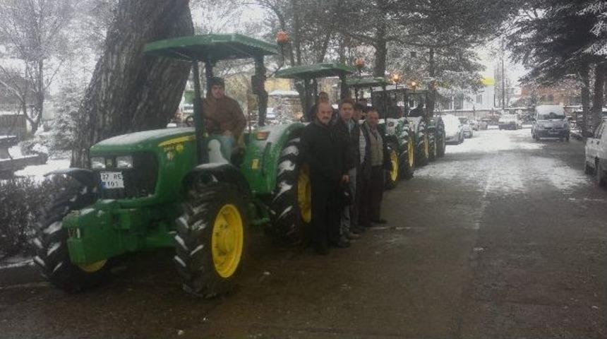 Ork&ouml;y Kredisiyle Alınan Trakt&ouml;rler Teslim Edildi