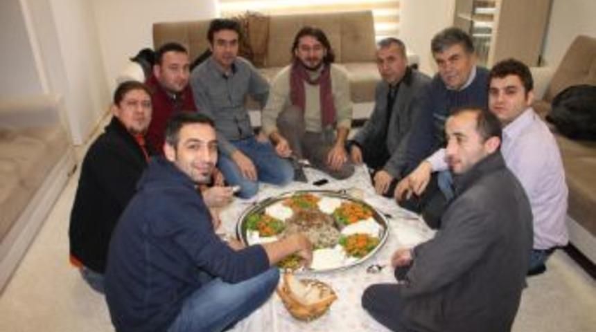 Maklube g&uuml;n&uuml;nde bir araya geldiler