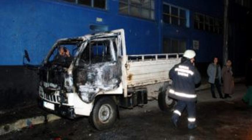 Mudanya&rsquo;da 2 Ara&ccedil; Kundaklandı