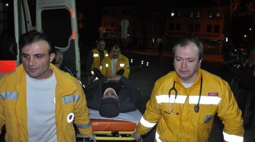 Yaşlı &Ccedil;ifte Karşıdan Karşıya Ge&ccedil;erken Otomobil &Ccedil;arptı