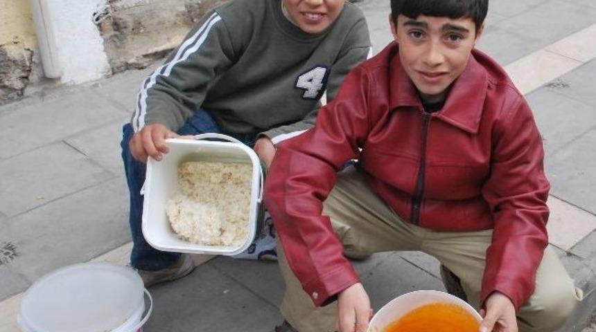Suriye&rsquo;den Ka&ccedil;an M&uuml;ltecilere Sıcak Yemek